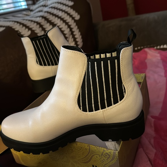 Blk/wht Chelsea boot - Picture 2 of 4